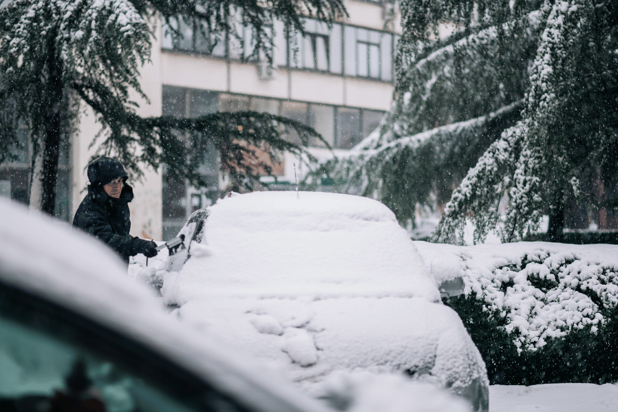 how-should-i-remove-snow-from-my-car-roof-snow-pusher-shovel-options-2-.png